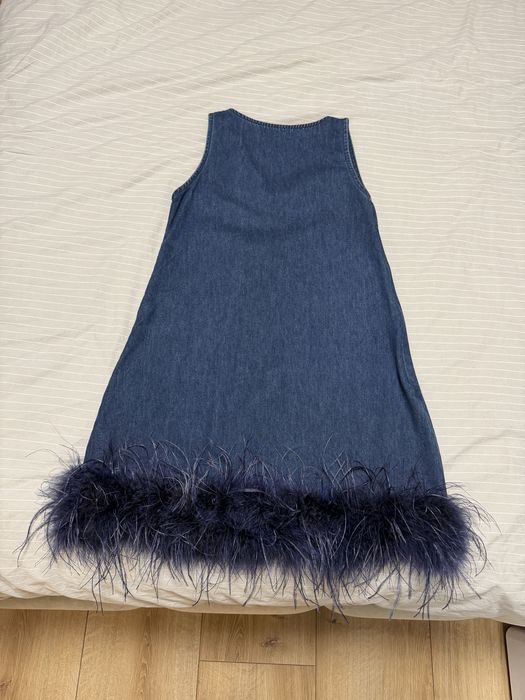 Дънкова рокля с пера