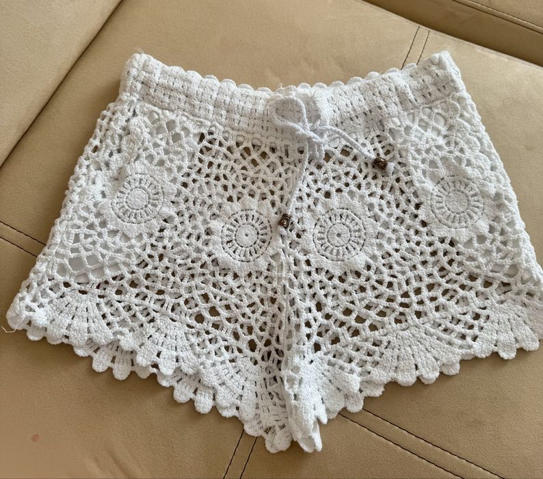 Къси панталонки с висока талия и бродерия за плаж и ленена рокля