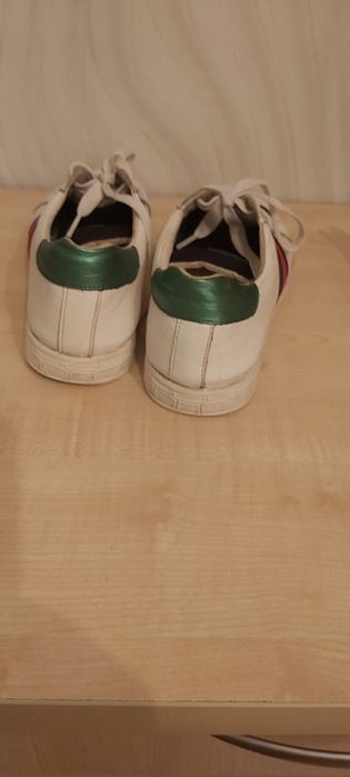 Продам кроссовки