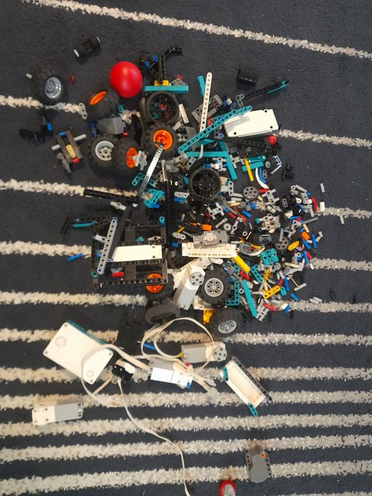Piese lego de la doua seturi diferite cu motoare