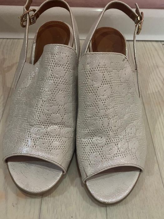 Продается летняя обувь женская