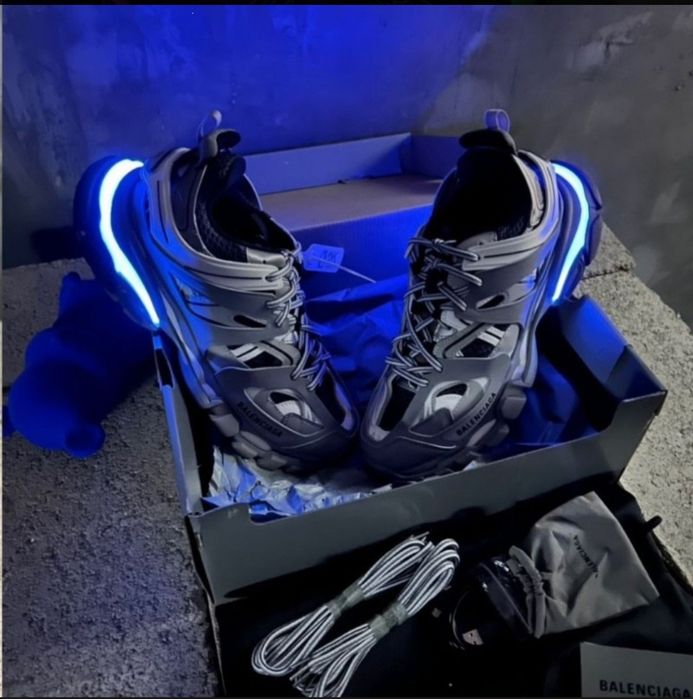 Vând adidași Balenciaga Track cu led/fara