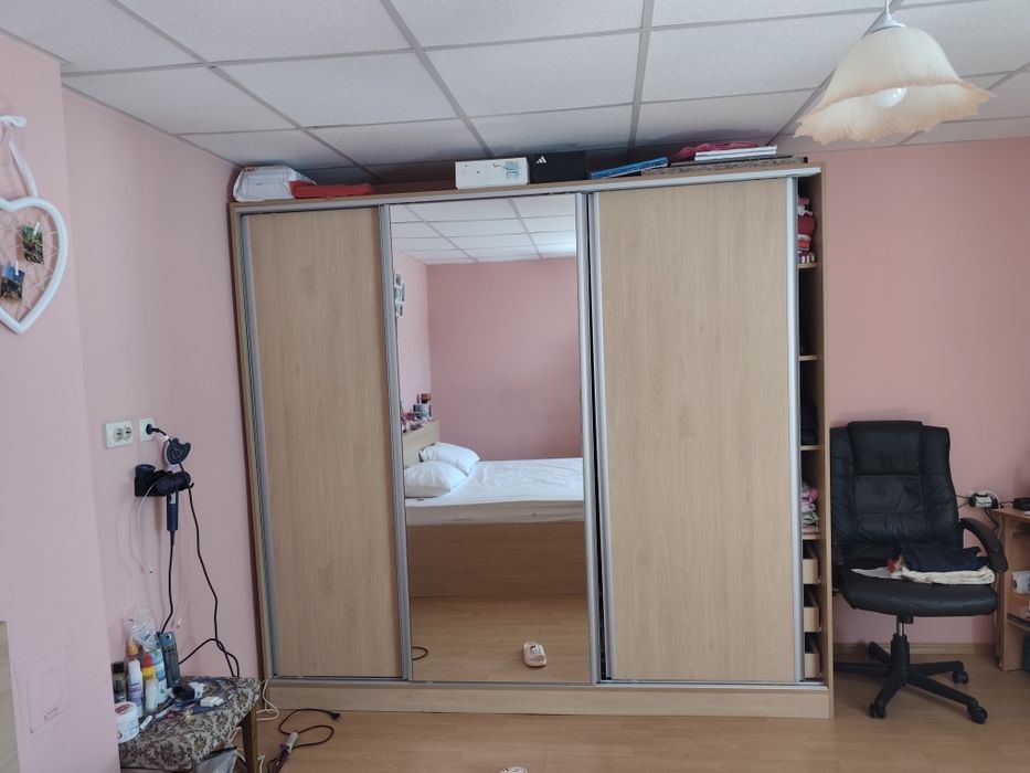 Спалня с двулицев матрак и гардероб с плъзгащи врати