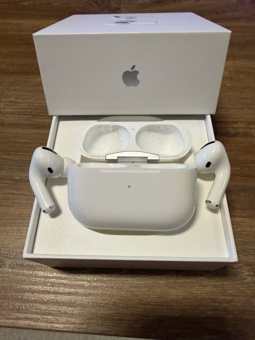 AirPods Pro with Wireless Charging Case
