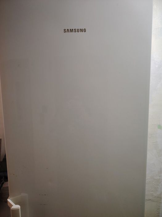 Продавам хладилник Samsung