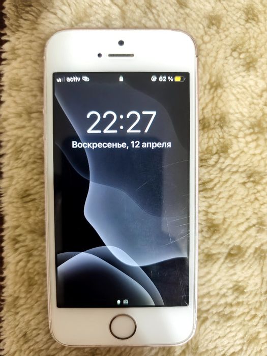 Продается айфон Се 1-е поколение 15к