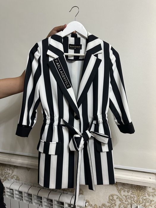 Продам классический костюм с майкой