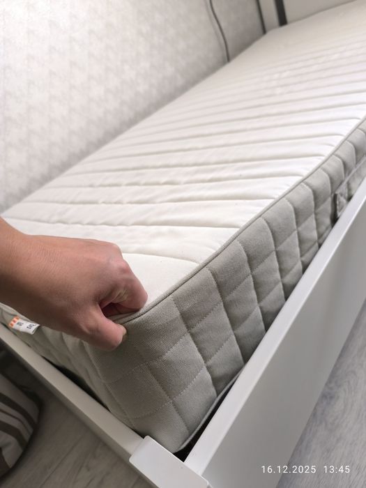 Продам кровать 90/200 с матрасом Икея