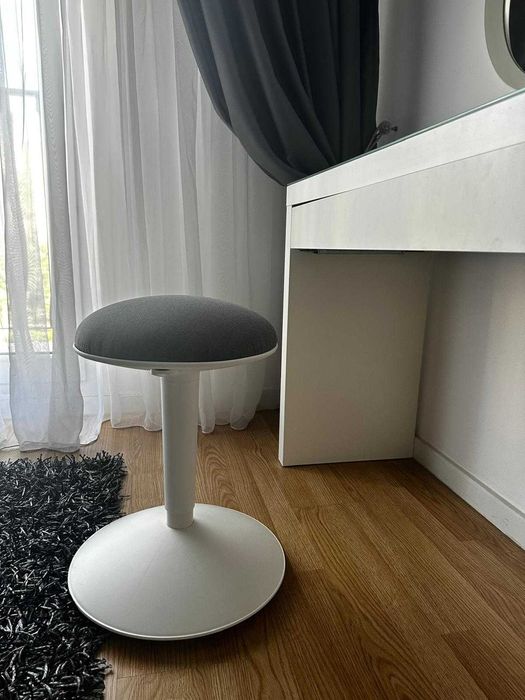 Set masa cu sertar, oglinda si scaun pentru machiaj