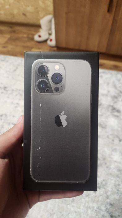 iPhone 13 Pro 256 ГБ, цвет Graphite (темно-серый).