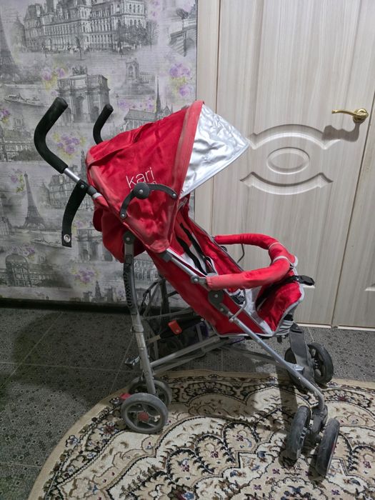 Продаю красную коляску