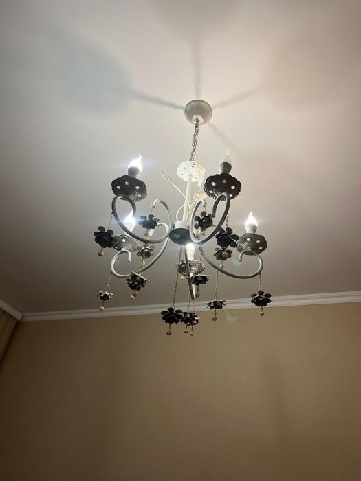 Продаётся стильная люстра в классическом дизайне