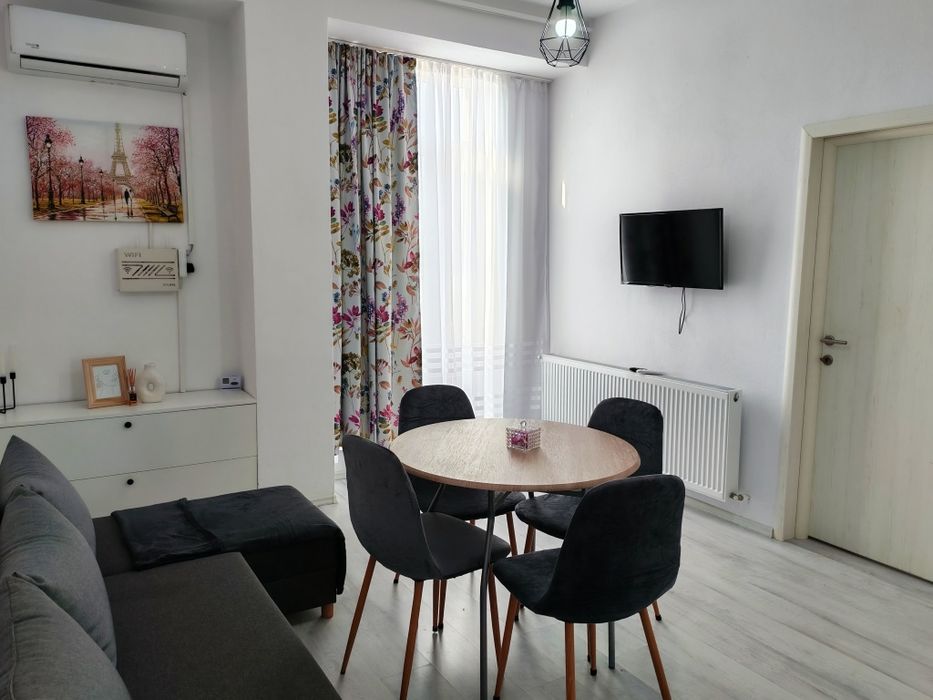 Garsonieră decomandatã complet utilată + 40mp terasă