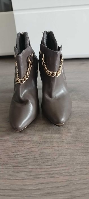 Продавам дамски кожени елегантни обувки