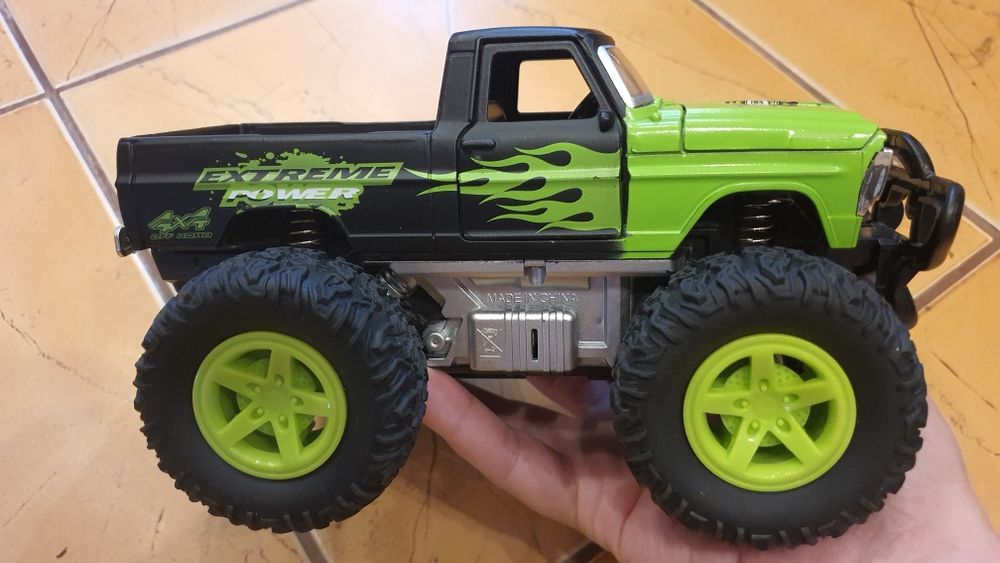 Mașinuță de jucărie cu efecte speciale:sunete, lumini, capota automata