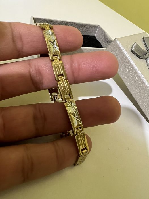 Гривна със златен цвят