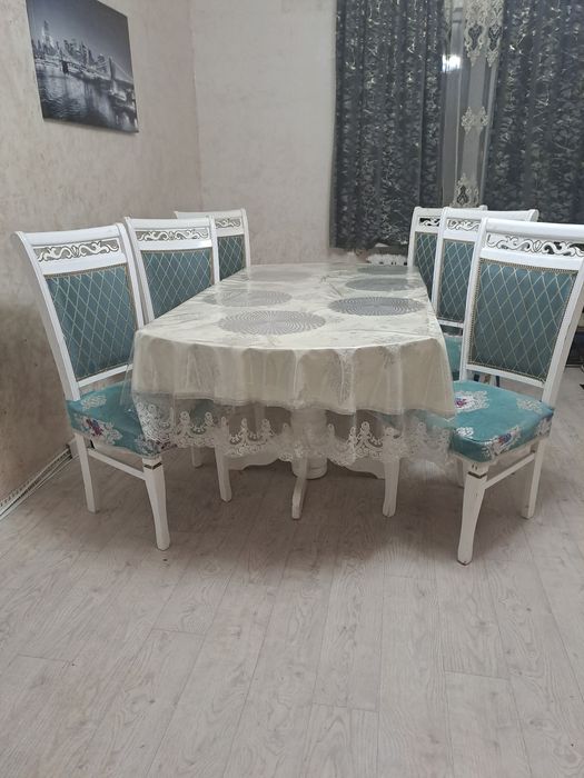 Продам срочно стол 2-2.5 м  и 12 стульев