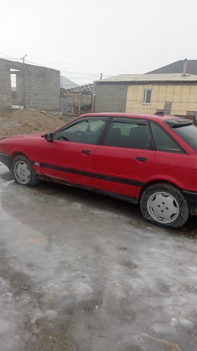 Машина Ауди красная