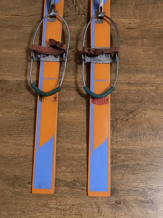 Детски ретро ски, произведени в Германия- 30 евро 
Дължина - 87 см
Бур