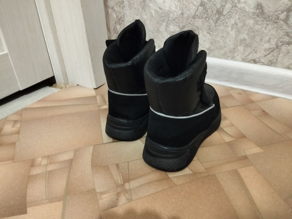 Продам детские ботинки