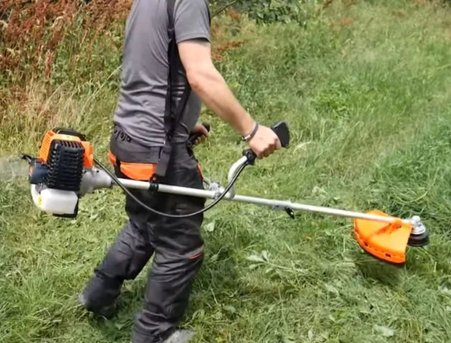 Tuns iarba in curte sau grădini