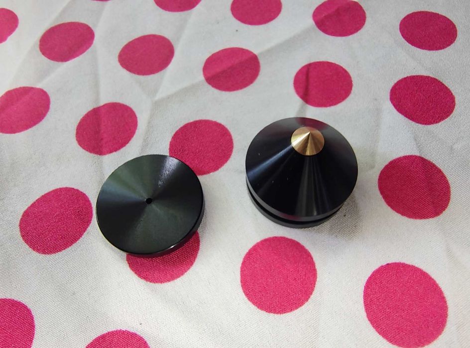 Set 4 Bucati Suport Spike-uri pentru boxe.