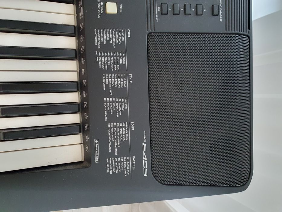 Синтезатор Yamaha PSR-E453 + прочная стойка Quick-A