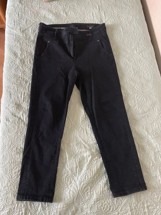 Тъмен дънков есенен дамски панталон.