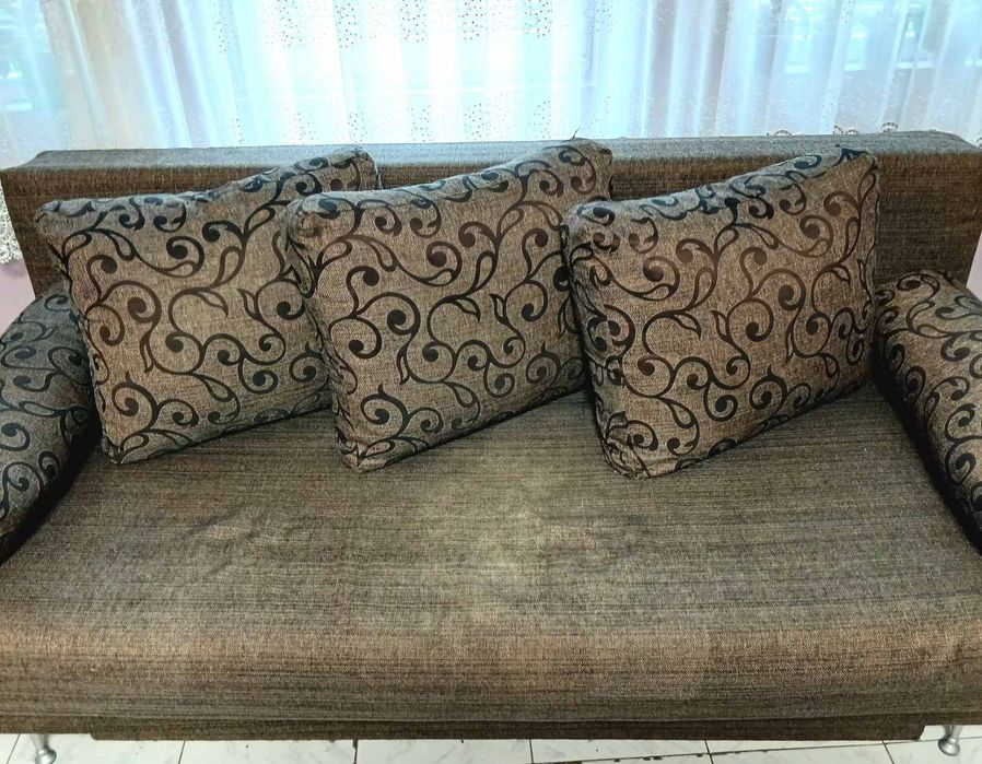 Разтегателен диван в добро състояние