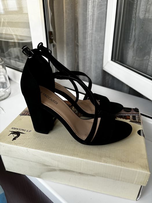 Босоножки на каблуке