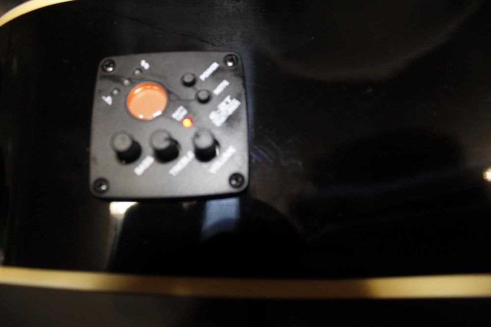 Акустична китара с метални струни