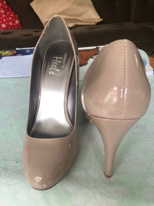 Pantofi bej din lac foarte frumosi
