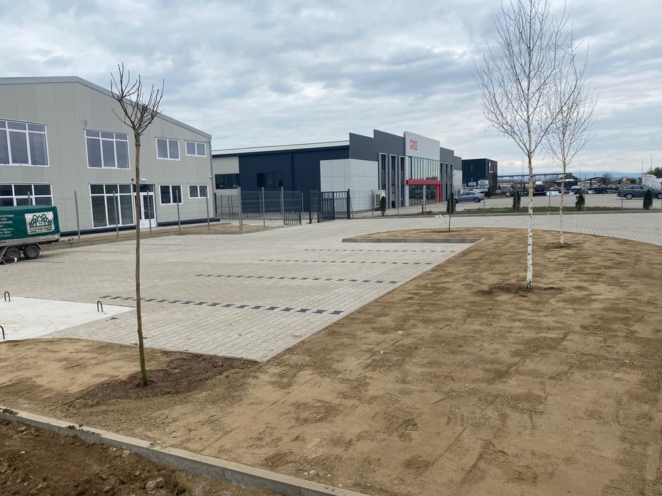 Amenajări : montaj pavaj , spații verzi . gazon artificial