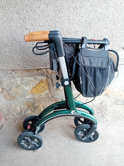 .Rolator pliabil verde.