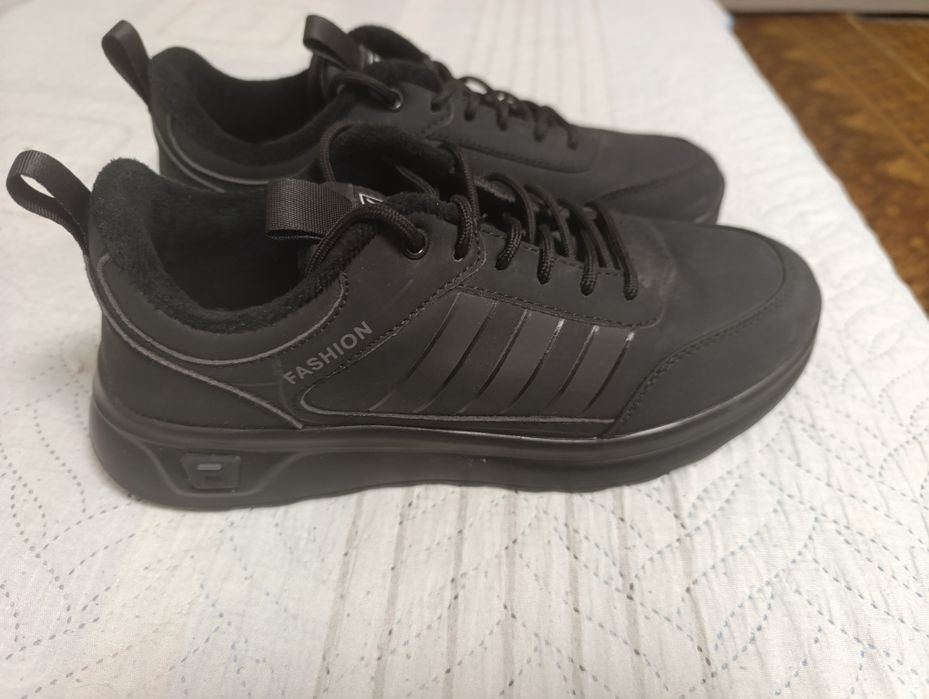 Продам кроссовки абсолютно новые 7000