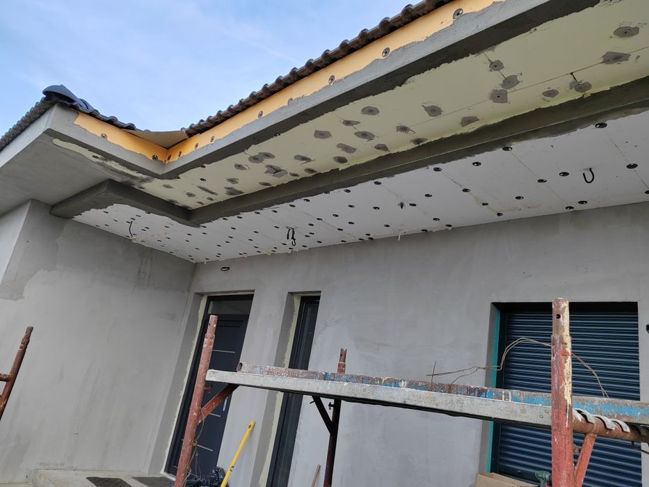 Executăm case in rosu si finisaje