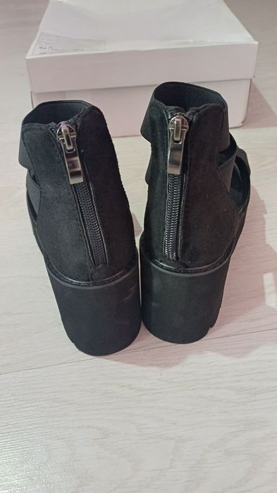 Черни сандали с дебел ток
