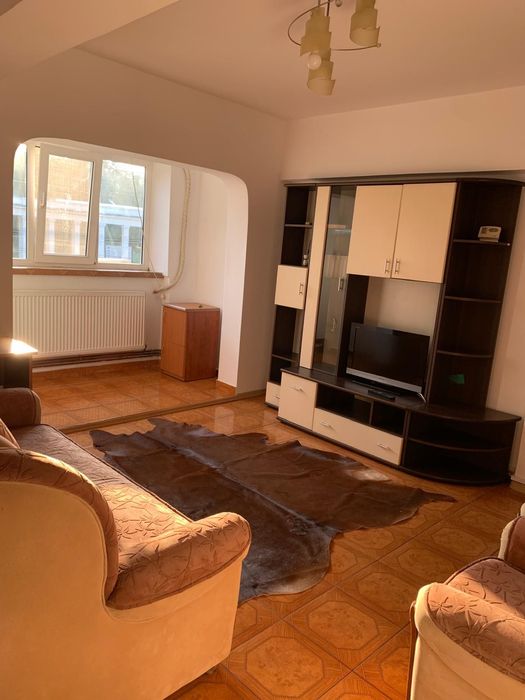 Închiriez apartament cu 2 camere