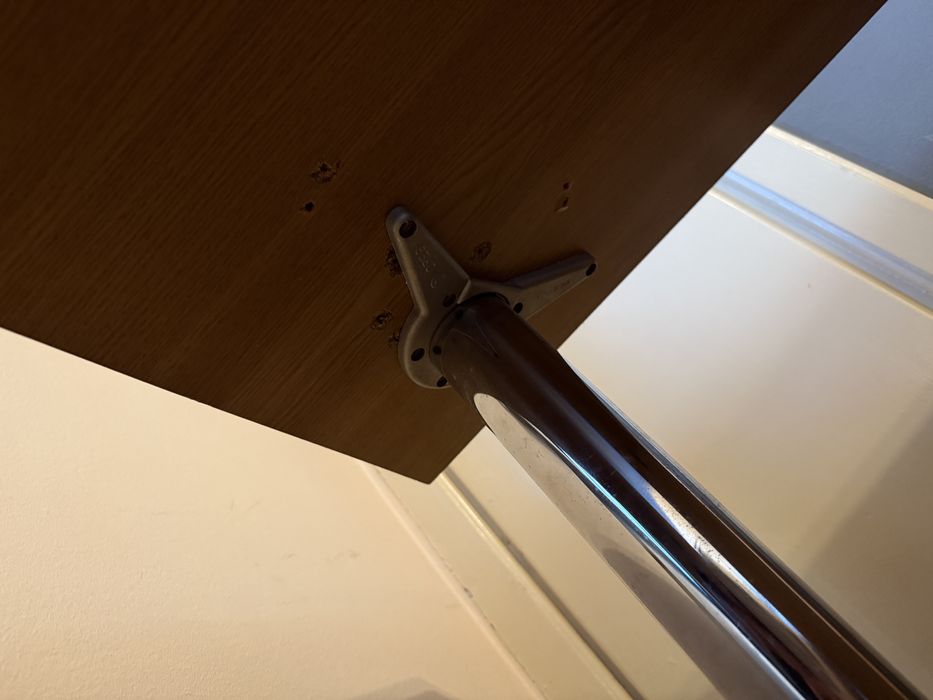 Se vinde birou de colt