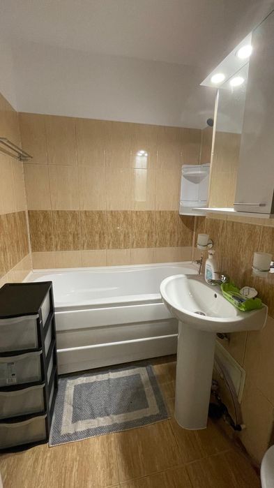 Închiriez apartament cu 2 camere