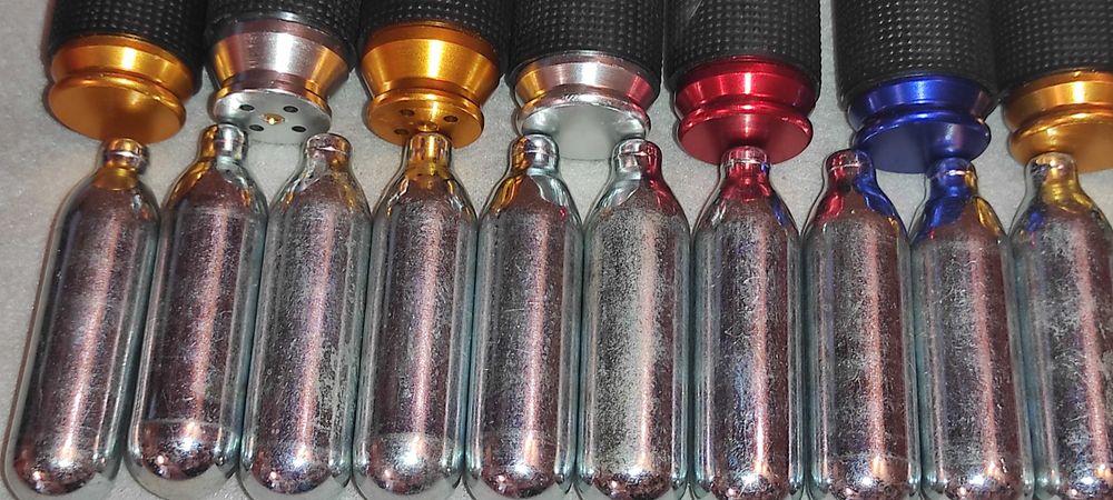 vand  Dispozitiv ( cracker ) pt. umflat baloane  12 BUCATI + 25 CAPSULE - 8 GRAME.