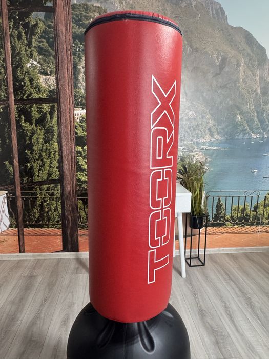Vând sac de box cu bază, marca TOORX, ideal pentru antrenamente acasă sau la sală.