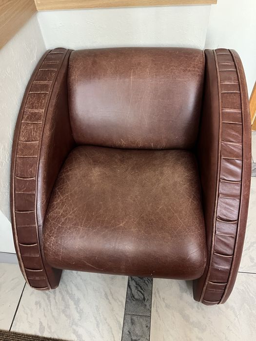 Большие коричневые кресла