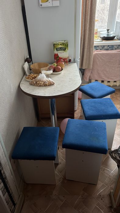 Стол стулья на кухню