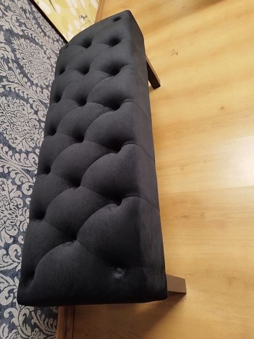 Vând băncuță, canapeluță tapițată , Chesterfield,din catifea, negru
