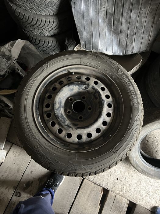 Продам на 16 резину с дисками колпаками