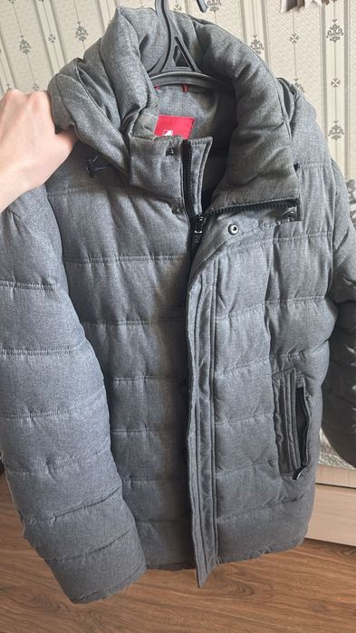 Зимний пуховик серого цвета