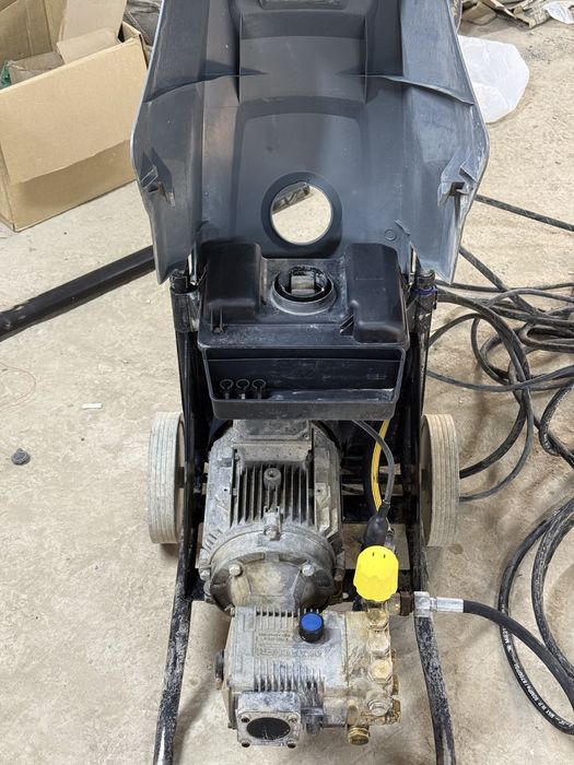 Karcher профисионалный авто мойка (трансбой)