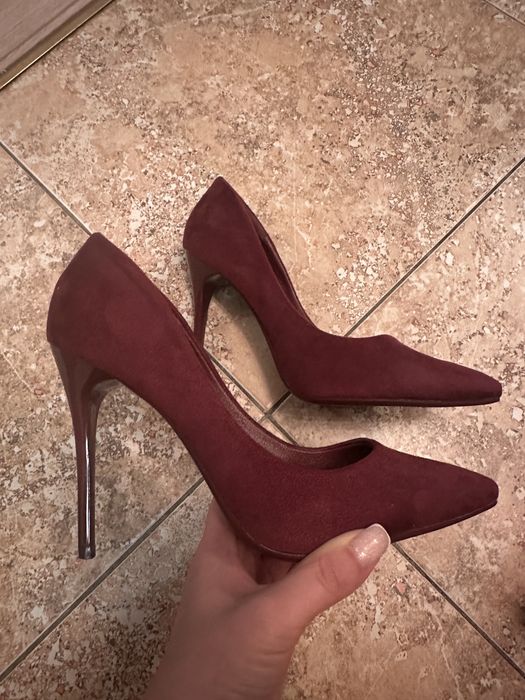 Платье со спущенными плечами и туфли