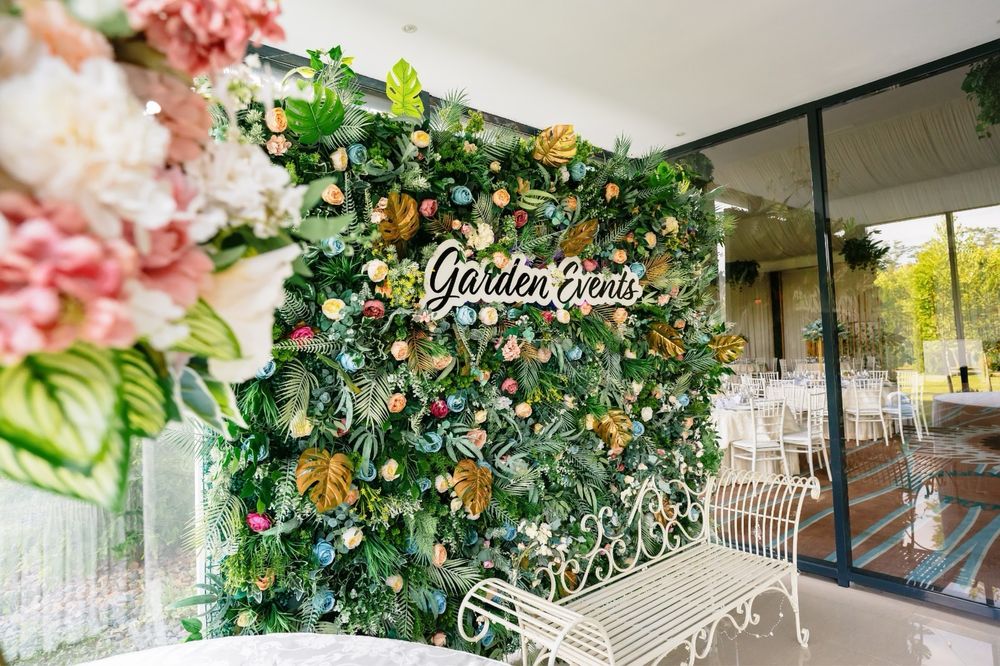 Decoratiuni sala evenimente, panou foto intrare, aranjamente florale